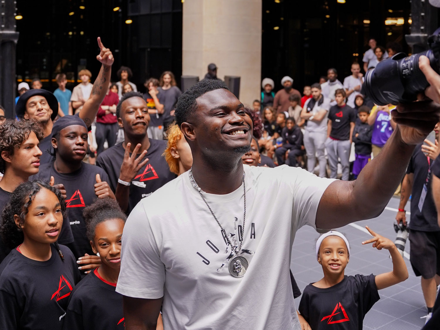 Zion Williamson posing at the Paris Airness store with junior basketball players. A picture taken by the Sports Media Agency Corzek.